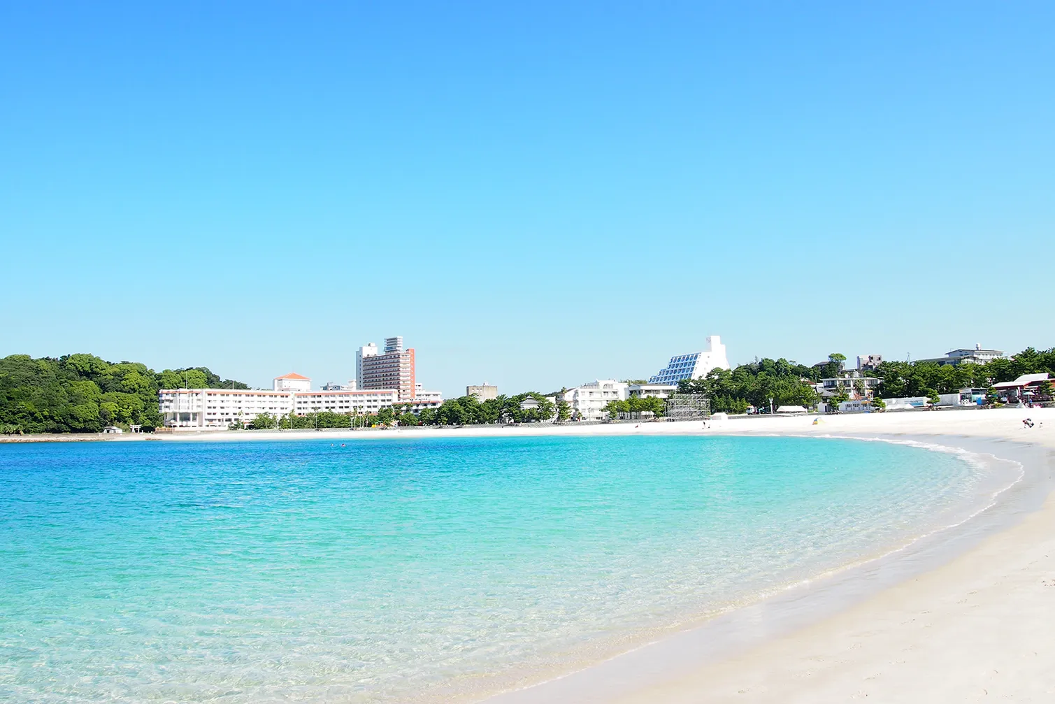 白浜海岸の美しい景色。青い空と海、白い砂浜のコントラストが素晴らしい。