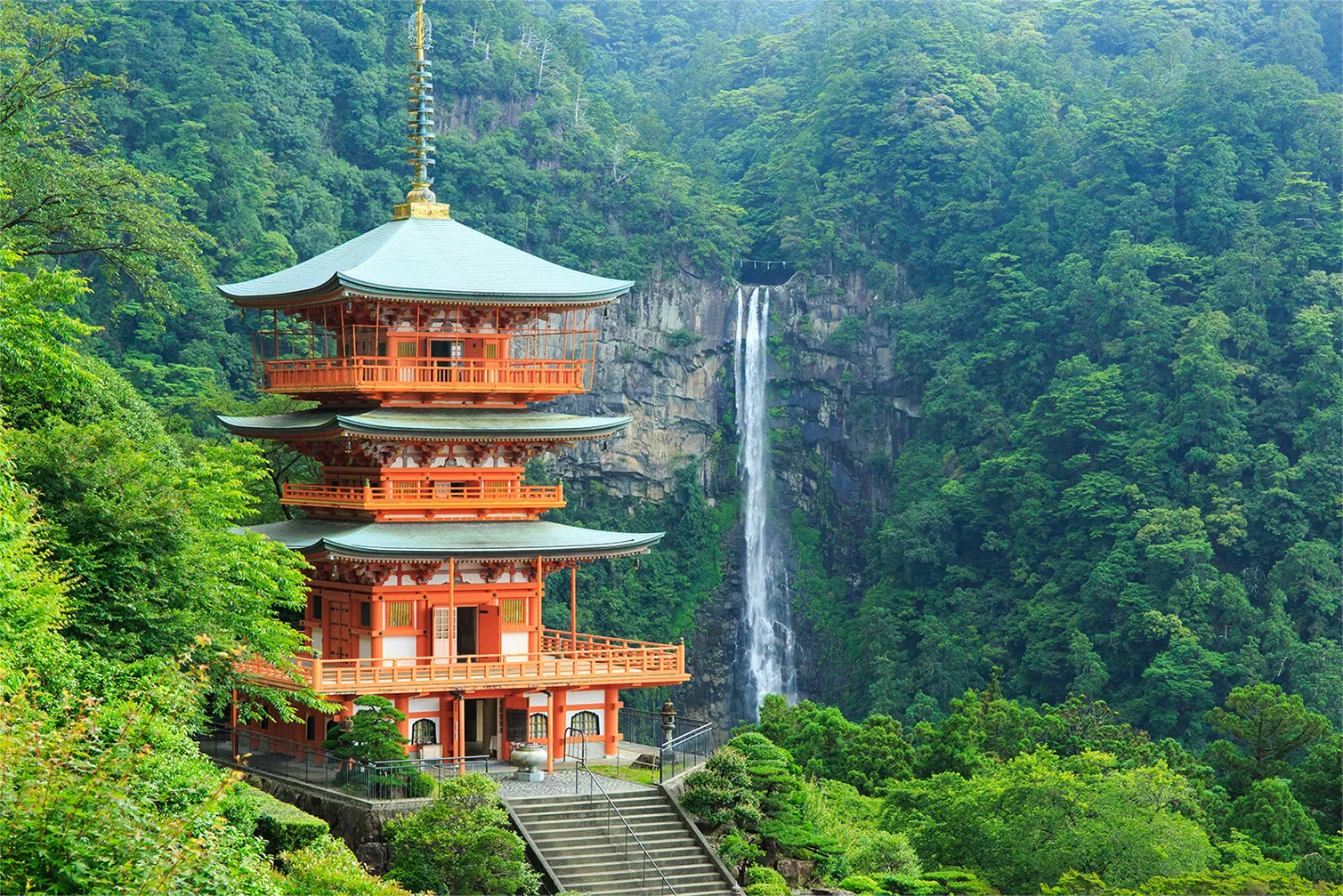 那智の滝と青岸渡寺三重塔。自然と調和した美しい風景。