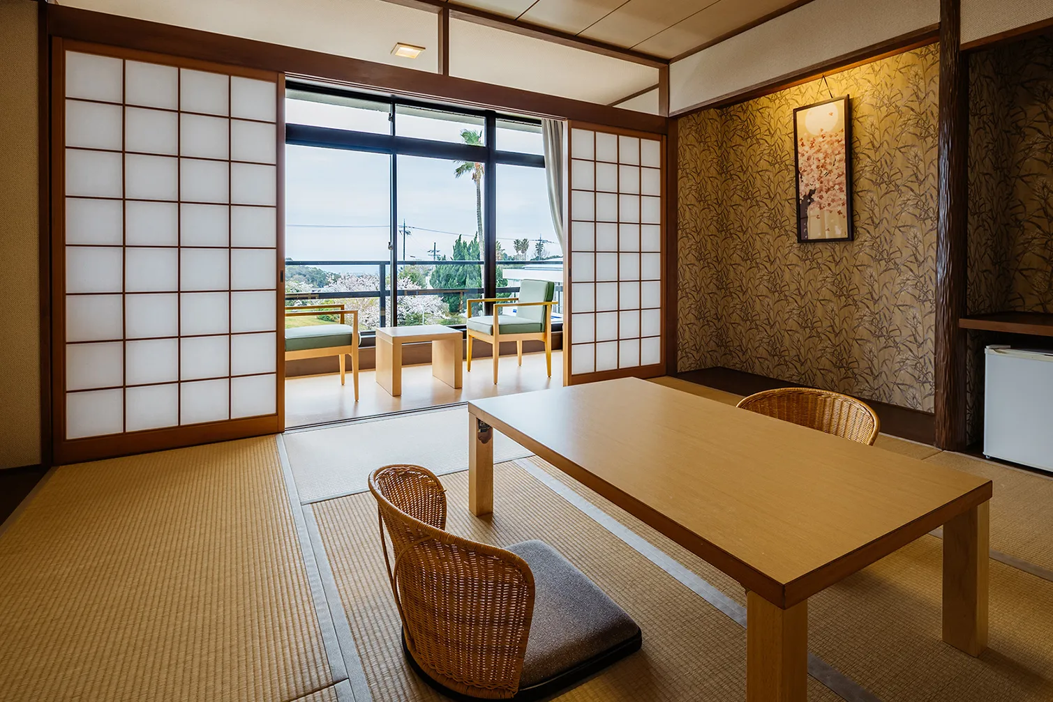 広々とした畳敷きの部屋に、テーブルと座椅子、テレビ、冷蔵庫などが備え付けられている。窓からは、箱根の自然豊かな景色を眺めることができる。