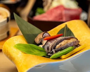 豪華な和食の膳。色とりどりの料理が並び、見た目も華やか。