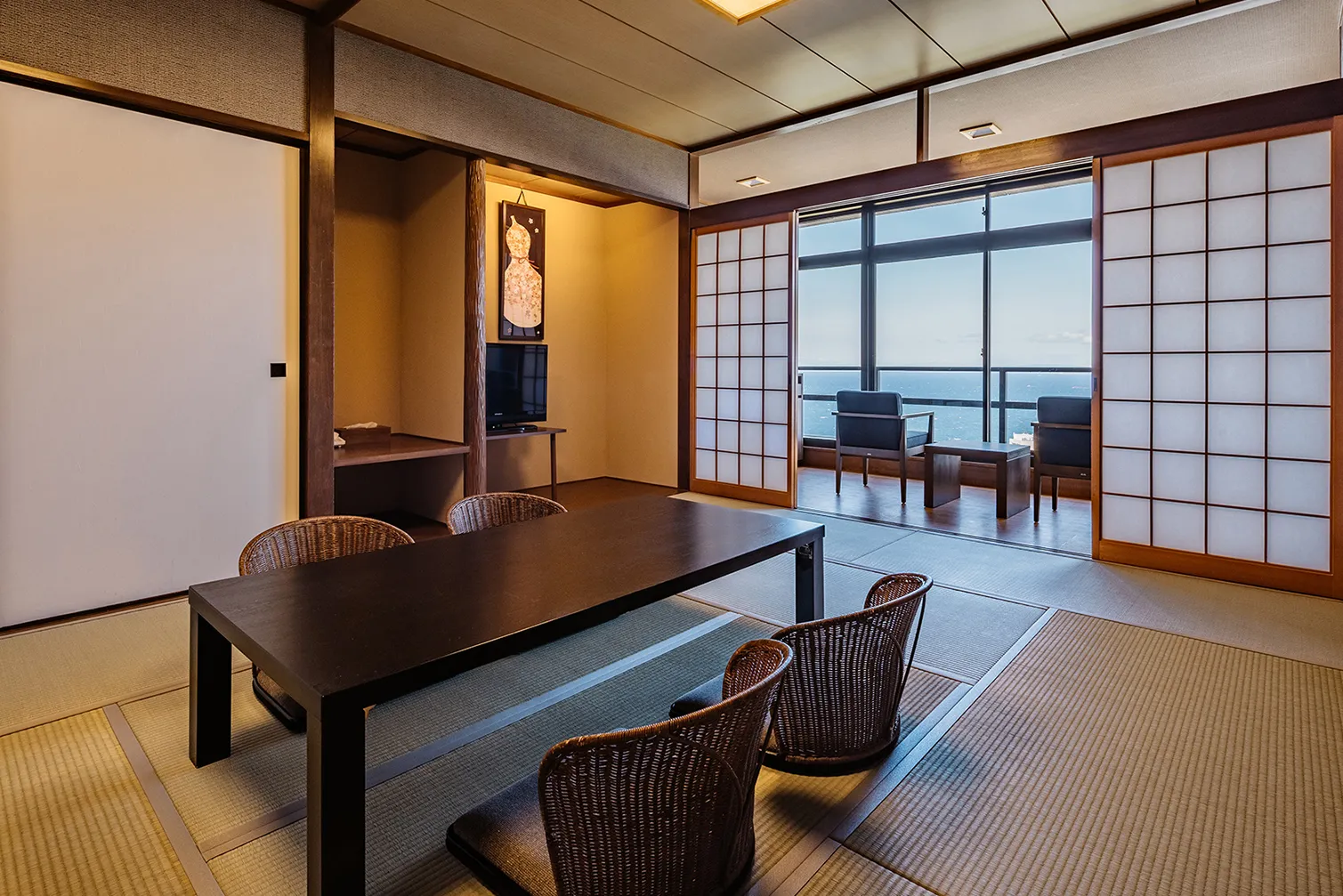 広々とした和室。畳敷きの部屋にテーブルと座椅子が置かれ、落ち着いた空間。