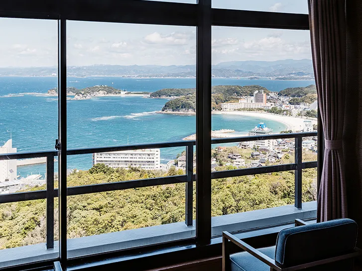 ホテルの部屋からの眺め、海と海岸線、建物と山々