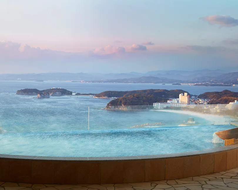 茜色の空と海に溶け込む温泉