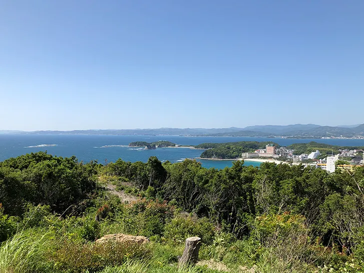 和歌山県白浜町の景色。高台から白良浜と太平洋を一望できる。