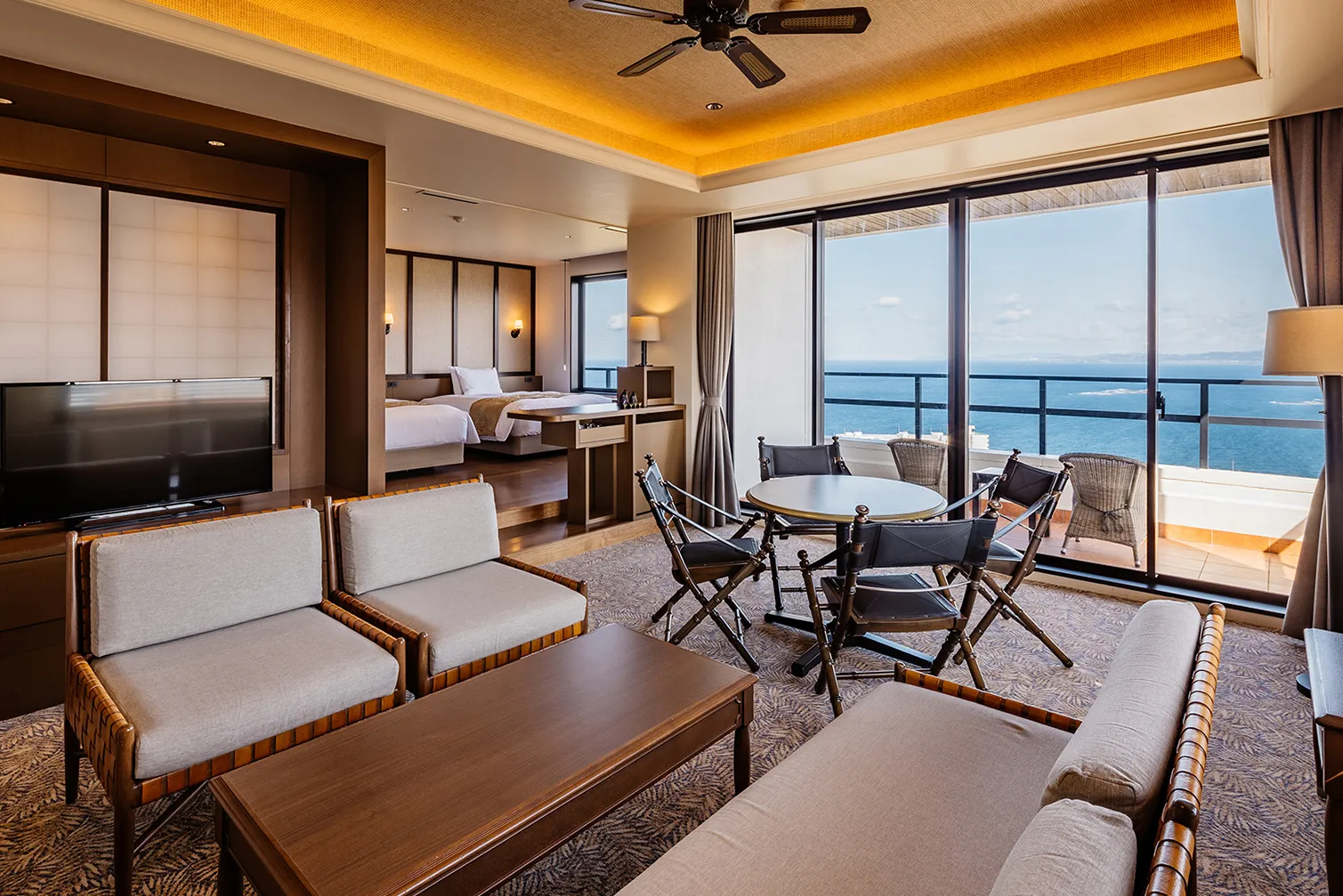 INFINITO HOTEL & SPA 南紀白浜のオーシャンビュースイート。広々としたリビングルームからは太平洋を一望できる。